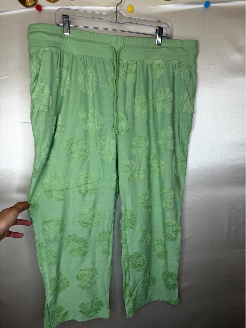 AnyBody Regular Jacquard French Terry Cropped Pant Floral Meadow Green, Size 1X - Picture 3 of 10